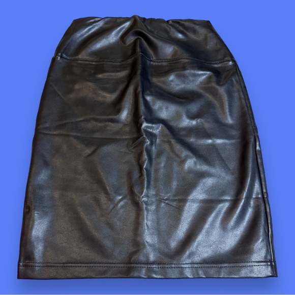 EUC RD Style Faux Leather Slip On Mini Skirt. Size XS 👠👠👠👠👠👠👠👠👠👠👠👠👠 - Picture 2 of 9